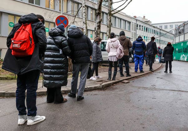 Free PCR tests at state-owned test centers Berlin, 14 01 2022 Long waiting line for a free PCR test at a test center in Berlins Wedding district The state of Berlin has 12 state-owned test centers for free rapid PCR tests Omicron variant increases infection numbers Berlin Berlin Germany