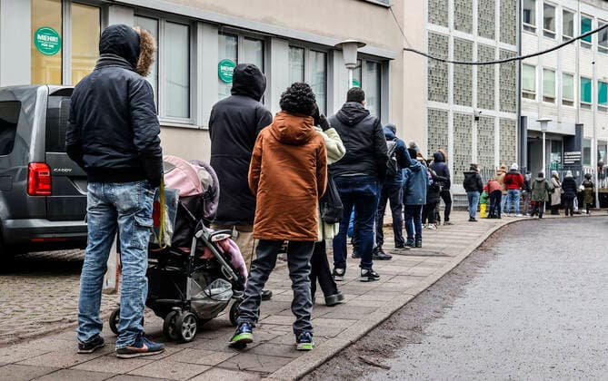 Free PCR tests at state-owned test centers Berlin, 14 01 2022 Long waiting line for a free PCR test at a test center in Berlins Wedding district The state of Berlin has 12 state-owned test centers for free rapid PCR tests Omicron variant increases infection numbers Berlin Berlin Germany