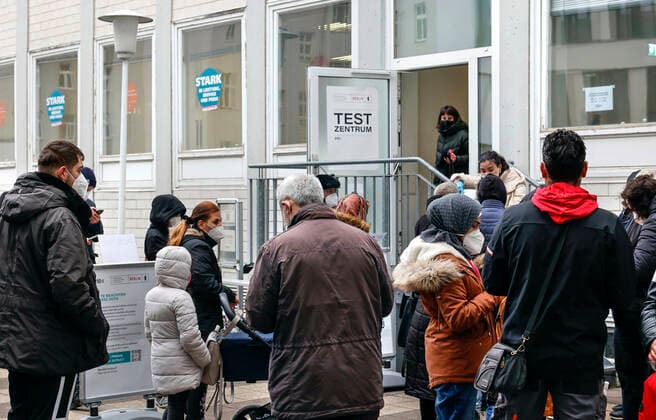 Free PCR tests at state-owned test centers Berlin, 14 01 2022 Long waiting line for a free PCR test at a test center in Berlins Wedding district The state of Berlin has 12 state-owned test centers for free rapid PCR tests Omicron variant increases infection numbers Berlin Berlin Germany
