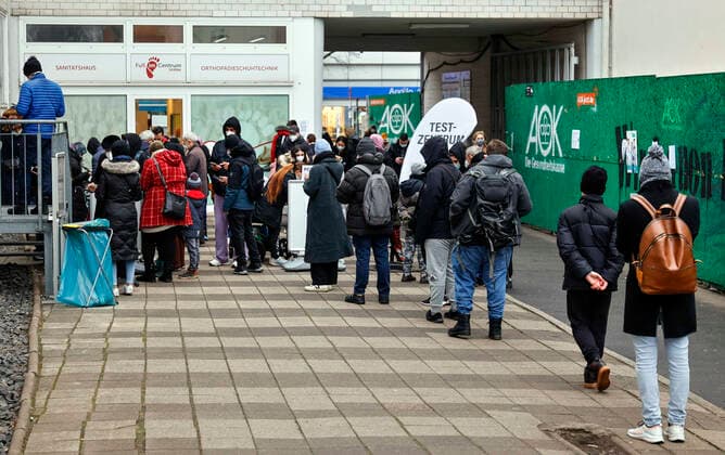 Free PCR tests at state-owned test centers Berlin, 14 01 2022 Long waiting line for a free PCR test at a test center in Berlins Wedding district The state of Berlin has 12 state-owned test centers for free rapid PCR tests Omicron variant increases infection numbers Berlin Berlin Germany
