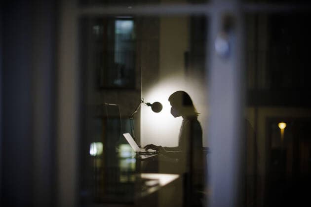 Workplace mask symbol photo A woman sits in her desk at the office in the evening wearing an FFP2 mask Berlin, 14 01 2022 Berlin Germany Copyright: xThomasxTrutschel photothek.dex