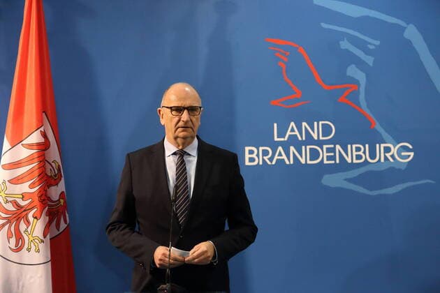 Minister President Dietmar Woidke SPD during a joint press conference with Major General Carsten Breuer Head of the Federal States Corona Crisis Staff in the Federal Chancellery on the current situation in the coronavirus pandemic, State Chancellery, Potsdam, 14 January 2022 Brandenburg PK Woidke Breuer