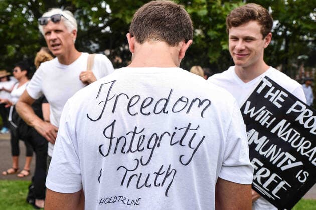 VOICES 4 THE KIDS RALLY, A protesters wears a shirt with the slogan Freedom, Integrity, Truth during a Voices 4 the Kids protest against vaccination policies at Prince Alfred Park in Sydney, Saturday, January 15, 2022. ( NO ARCHIVING, EDITORIAL USE ONLY, NO USE IN BOOKS WITHOUT CONSENT SYDNEY NSW AUSTRALIA  Copyright: xFLAVIOxBRANCALEONEx 20220115001613507463