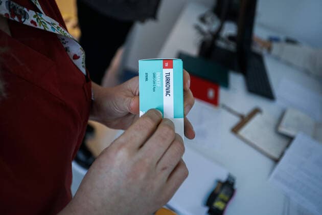 Coronavirus, Turkovac Impfstoff aus der Türkei, Symbolbilder January 14, 2022, Ankara, Turkey: A health worker holds a box containing Turkovac vaccine during the Covid-19 Vaccination operation in Ankara City Hospital..TURKOVAC is an inactive type of a COVID-19 vaccine developed by the Turkish Ministry of Health and Erciyes University. With the Emergency use permit from the Ministry of Health of the Republic of Turkey, its widespread use in large hospitals in the country began. Ankara Turkey - ZUMAs197 20220114_zaa_s197_191 Copyright: xTunahanxTurhanx