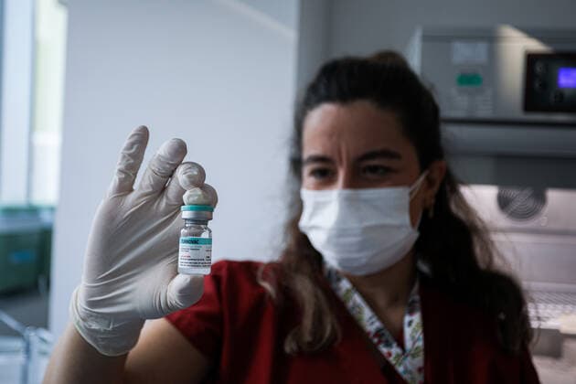 News Bilder des Tages January 14, 2022, Ankara, Turkey: A nurse holds a vial containing Turkovac vaccine during the Covid-19 Vaccination operation in Ankara City Hospital..TURKOVAC is an inactive type of a COVID-19 vaccine developed by the Turkish Ministry of Health and Erciyes University. With the Emergency use permit from the Ministry of Health of the Republic of Turkey, its widespread use in large hospitals in the country began. Ankara Turkey - ZUMAs197 20220114_zaa_s197_197 Copyright: xTunahanxTurhanx