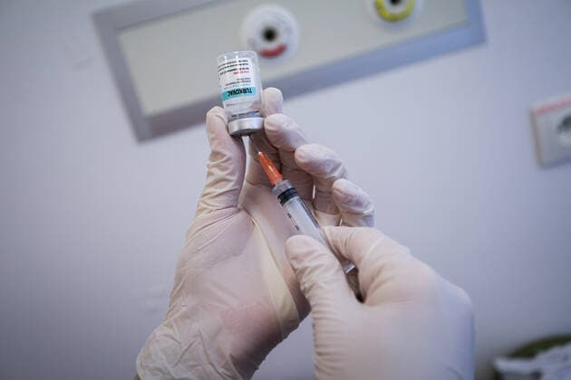 Coronavirus, Turkovac Impfstoff aus der Türkei, Symbolbilder January 14, 2022, Ankara, Turkey: A nurse prepares a dose of Turkovac vaccine during the Covid-19 Vaccination operation in Ankara City Hospital..TURKOVAC is an inactive type of a COVID-19 vaccine developed by the Turkish Ministry of Health and Erciyes University. With the Emergency use permit from the Ministry of Health of the Republic of Turkey, its widespread use in large hospitals in the country began. Ankara Turkey - ZUMAs197 20220114_zaa_s197_200 Copyright: xTunahanxTurhanx