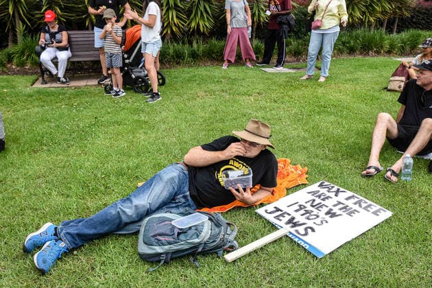 VOICES 4 THE KIDS RALLY, Protesters take part in a Voices 4 the Kids protest against vaccination policies at Prince Alfred Park in Sydney, Saturday, January 15, 2022. ( NO ARCHIVING, EDITORIAL USE ONLY, NO USE IN BOOKS WITHOUT CONSENT SYDNEY NSW AUSTRALIA  Copyright: xFLAVIOxBRANCALEONEx 20220115001613523721