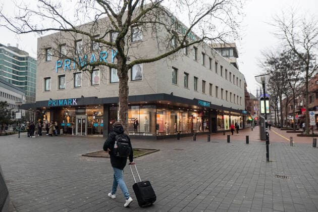 The Netherlands Lifts Partly The Lockdown Measures A young man holding a luggage bag is walking in front of PRIMARK store. The Netherlands partly lifts the lockdown measures from 15 of January after the 4-week long lockdown with all the non-essential shops opening with limited working hours, universities, hair dressers and gyms as well, with reduced capacity but cafes, bars and restaurants will still remain closed until 25 January for sure, an action that finds many shop owners against. Daily life in Eindhoven while people walk in the commercial district of the center or wait in line to receive products from stores via click and collect method. Stores and shops appearing closed with the roller metal shutter down, cafes, bars and restaurants  Copyright: xNicolasxEconomoux originalFilename: economou-notitle220114_npo9Y.jpg