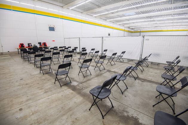 2022.01.15 Impfzentrum Aue - Eröffnung des neuen Mega-Impfzentrums in Aue - Am Samstag, dem 15. Januar 2022, ging das neue Impfzentrum in Aue ans Netz. Betrieben wird es vom Deutschen Roten Kreuz im Auftrag des Freistaates Sachsen. Das Impfzentrum befindet sich im ehemaligen Edeka-Großmarkt in der Lindenstraße 46c Dr.-Otto-Nuschke-Straße 7. Ab dem 17. Januar hat das Impfzentrum von Montag bis Freitag von 11:00 bis 19:00 Uhr sowie Samstag von 9:00 bis 17:00 Uhr geöffnet. Impfungen sind für alle Menschen ab 5 Jahren möglich. Es werden Erst-, Zweit- und Drittimpfungen im Rahmen der Abstandszeiten und Zulassungen durchgeführt. Das Impfzentrum Aue hat eine Kapazität von 1.000 Impfungen pro Tag. Die Vereinbarung eines Impftermins ist e
