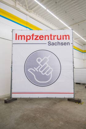 2022.01.15 Impfzentrum Aue - Eröffnung des neuen Mega-Impfzentrums in Aue - Am Samstag, dem 15. Januar 2022, ging das neue Impfzentrum in Aue ans Netz. Betrieben wird es vom Deutschen Roten Kreuz im Auftrag des Freistaates Sachsen. Das Impfzentrum befindet sich im ehemaligen Edeka-Großmarkt in der Lindenstraße 46c Dr.-Otto-Nuschke-Straße 7. Ab dem 17. Januar hat das Impfzentrum von Montag bis Freitag von 11:00 bis 19:00 Uhr sowie Samstag von 9:00 bis 17:00 Uhr geöffnet. Impfungen sind für alle Menschen ab 5 Jahren möglich. Es werden Erst-, Zweit- und Drittimpfungen im Rahmen der Abstandszeiten und Zulassungen durchgeführt. Das Impfzentrum Aue hat eine Kapazität von 1.000 Impfungen pro Tag. Die Vereinbarung eines Impftermins ist e