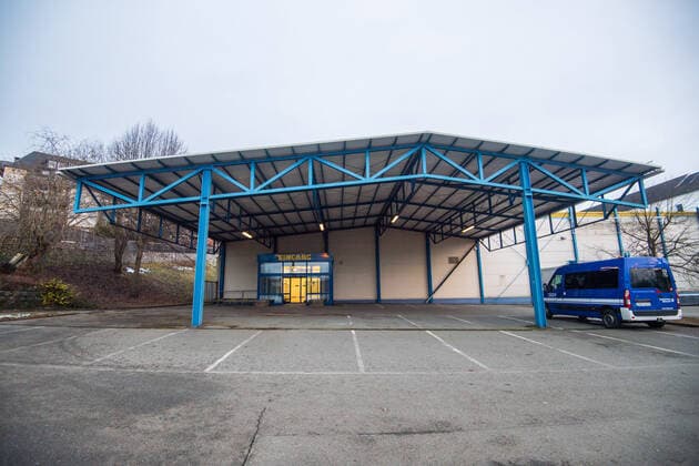 2022.01.15 Impfzentrum Aue - Eröffnung des neuen Mega-Impfzentrums in Aue - Am Samstag, dem 15. Januar 2022, ging das neue Impfzentrum in Aue ans Netz. Betrieben wird es vom Deutschen Roten Kreuz im Auftrag des Freistaates Sachsen. Das Impfzentrum befindet sich im ehemaligen Edeka-Großmarkt in der Lindenstraße 46c Dr.-Otto-Nuschke-Straße 7. Ab dem 17. Januar hat das Impfzentrum von Montag bis Freitag von 11:00 bis 19:00 Uhr sowie Samstag von 9:00 bis 17:00 Uhr geöffnet. Impfungen sind für alle Menschen ab 5 Jahren möglich. Es werden Erst-, Zweit- und Drittimpfungen im Rahmen der Abstandszeiten und Zulassungen durchgeführt. Das Impfzentrum Aue hat eine Kapazität von 1.000 Impfungen pro Tag. Die Vereinbarung eines Impftermins ist e
