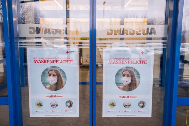 2022.01.15 Impfzentrum Aue - Eröffnung des neuen Mega-Impfzentrums in Aue - Am Samstag, dem 15. Januar 2022, ging das neue Impfzentrum in Aue ans Netz. Betrieben wird es vom Deutschen Roten Kreuz im Auftrag des Freistaates Sachsen. Das Impfzentrum befindet sich im ehemaligen Edeka-Großmarkt in der Lindenstraße 46c Dr.-Otto-Nuschke-Straße 7. Ab dem 17. Januar hat das Impfzentrum von Montag bis Freitag von 11:00 bis 19:00 Uhr sowie Samstag von 9:00 bis 17:00 Uhr geöffnet. Impfungen sind für alle Menschen ab 5 Jahren möglich. Es werden Erst-, Zweit- und Drittimpfungen im Rahmen der Abstandszeiten und Zulassungen durchgeführt. Das Impfzentrum Aue hat eine Kapazität von 1.000 Impfungen pro Tag. Die Vereinbarung eines Impftermins ist e
