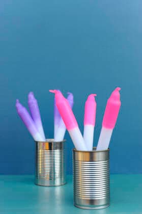 Wiederverwertung von Wachsresten dip dye Kerzen Hamburg Hamburg Deutschland *** Recycling wax remnants dip dye candles Hamburg Hamburg Germany Copyright: xGiannaxSchadex