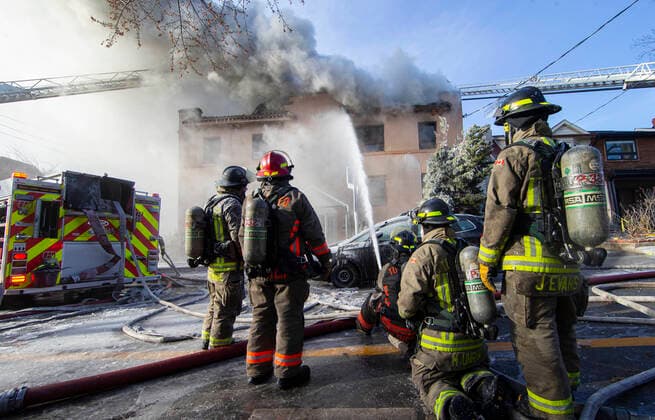 News Bilder des Tages (220115) -- TORONTO, Jan. 15, 2022 -- Firefighters work to extinguish a fire burning at an apartment building in Toronto, Canada, on Jan. 15, 2022. Eleven people were rescued, among whom four were taken to hospital following a four-alarm fire at a low-rise apartment building in Toronto on Saturday morning, according to local media. (Photo by Xinhua) CANADA-TORONTO-APARTMENT BUILDING-FIRE ZouxZheng 
