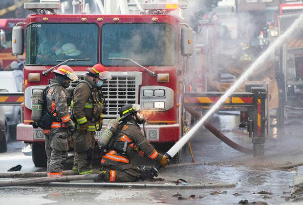 (220115) -- TORONTO, Jan. 15, 2022 -- Firefighters work to extinguish a fire burning at an apartment building in Toronto, Canada, on Jan. 15, 2022. Eleven people were rescued, among whom four were taken to hospital following a four-alarm fire at a low-rise apartment building in Toronto on Saturday morning, according to local media. (Photo by Xinhua) CANADA-TORONTO-APARTMENT BUILDING-FIRE ZouxZheng 