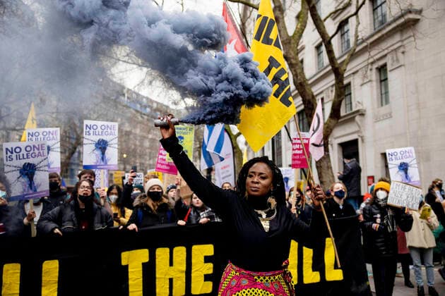 Bilder des Jahres 2022, News 01 Januar News Themen der Woche KW02 News Bilder des Tages January 15, 2022, London, United Kingdom: An activist holds a smoke bomb during the demonstration..Thousands of activists in London responded to the national call of actions and marched down the streets to protest against the Police, Crime, Sentencing and Courts Bill. The bill proposes to increase the power for police to stop protests from happening and is currently being debated in the House of Lords. London United Kingdom - ZUMAs197 20220115_zaa_s197_207 Copyright: xHestherxNgx