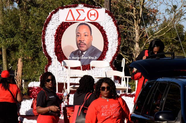 Bilder des Jahres 2022, News 01 Januar News Themen der Woche KW02 News Bilder des Tages Martin Luther King Day Parade In Eatonville, Florida January 15, 2022 - Eatonville, Florida, United States - People participate in a parade to commemorate Martin Luther King Day on January 15, 2022 in Eatonville, Florida, the oldest black-incorporated municipality in the United States. Eatonville, Florida Florida United States  Copyright: xPaulxHennessyx originalFilename: hennessy-martinlu220115_npKdz.jpg