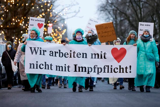 Bilder des Jahres 2022, News 01 Januar News Themen der Woche KW02 Bei einer angemeldeten Demo demonstrierten etwa 8000 Gegner einer Impfpflicht mit einem Spaziergang gegen die Corona-Maßnahmen der Bundesregierung - darunter auch viele Pflegekräfte, die wegen der Impfpflicht im Gesundheitsbereich ihren Job zu verlieren drohen. Düsseldorf, 15.01.2022 *** With a registered demo demonstrated about 8000 opponents of a vaccination obligation with a walk against the Corona measures of the Federal Government under it also many care workers, who threaten to lose their job because of the vaccination obligation in the health sector Duesseldorf, 15 01 2022 Foto:xC.xHardtx xFuturexImage