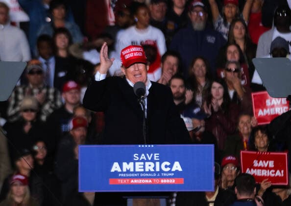 Bilder des Jahres 2022, News 01 Januar News Themen der Woche KW02 January 15, 2022, Florence, Arizona, U.S: Former President Donald Trump holds Save America rally at the Canyon Moon Ranch in Florence, Arizona. Supporters of President Trump as well as Arizona Republican politicians who have Trumps backing turned out by the tens of thousands in this rural Arizonan town to see the former Presidents first political rally of 2022. Florence U.S. - ZUMAb411 20220115_zap_b411_013 Copyright: xChristopherxBrownx
