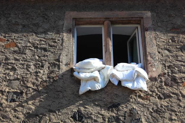 Bettwäsche ist zum Lüften im offenen Fenster
