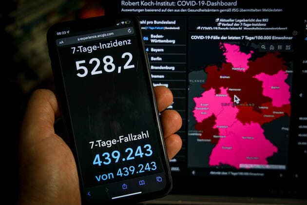 Number of COVID 19 cases exceeds 8 million Coronavirus in Germany Covid 19 Dashboard of Robert Koch Institute 17 01 2022 Robert Koch Institute 7 days Incidence 528.2 7 days Number of cases 439 243 COVID 19 cases 8 000 122 Addition by 34 145 compared to previous day COVID 19 deaths 115 649 Addition by 30 compared to previous day