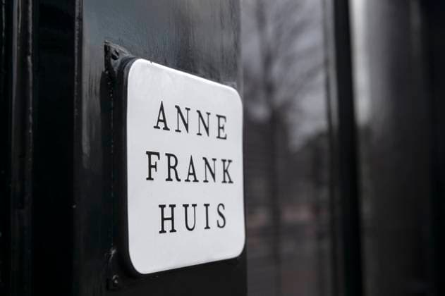 IMAGO ICONS: Anne Frank Amsterdam Nederland 17th January 2022 The Anne Frank House on the Prinsengracht in the centre of Amsterdam. For many years it has remained a mystery who informed the Nazi occupiers of the Frank™s hiding place during the Second World War. Today the Dutch media report that new investigations reveal that prominent Jewish notary and member of the Jewish Council Arnold van den Bergh at the time passed on the information of the families whereabouts to the Germans in order to secure safety for his own family from deportation. Whilst the conclusion are not definitive the investigators claim to be as close as they can be to have solved the mystery. Amsterdam Niederlande 17. Januar 2022 Das Anne-Frank-Haus an der Prinsengracht im Zentrum von Am