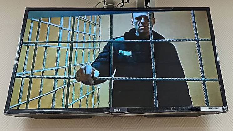 Bilder des Jahres 2022, News 01 Januar News Themen der Woche KW03 News Bilder des Tages Russland, Alexej Nawalny nimmt per Videoschalte an GerichtsanhÃ¶rung in Petuschki teil VLADIMIR REGION, RUSSIA - JANUARY 17, 2022: Russian opposition activist Alexei Navalny is seen on the screen during a hearing at the Petushki District Court. The court considers Navalny s motion to cancel his record as prone to extremism . Navalny is serving his 3,5-year sentence in the Yves Rocher case. Anna Ustinova TASS  TS11F6DB