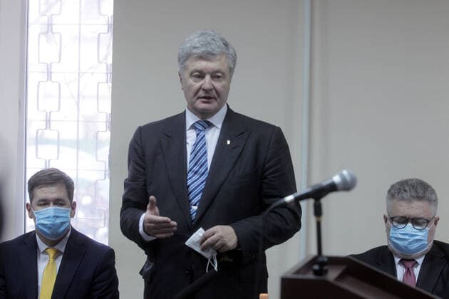 Bilder des Jahres 2022, News 01 Januar News Themen der Woche KW03 News Bilder des Tages Ukraine, Ex Präsident Petro Poroschenko bei Anhörung vor Gericht In Kiew KYIV, UKRAINE - JANUAY 17, 2022 - Leader of the European Solidarity party, MP, the fifth President of Ukraine Petro Poroshenko is seen during the hearing at the Pechersk District Court of Kyiv to choose a measure of restraint for him on suspicion of the high treason, Kyiv, capital of Ukraine Court hearing to choose restraint measure for Petro Poroshenko  Copyright: xYevhenxKotenkox