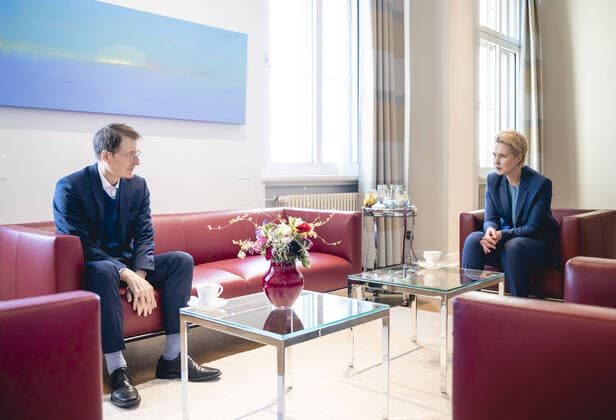 Bilder des Jahres 2022, News 01 Januar News Themen der Woche KW03 News Bilder des Tages Bundesgesundheitsminister Karl Lauterbach (SPD), trifft die Ministerpraesidentin von Mecklenburg-Vorpommern, Manuela Schwesig (SPD) in Schwerin am 17.01.2022. Berlin Deutschland *** Federal Minister of Health Karl Lauterbach SPD , meets the Prime Minister of Mecklenburg Vorpommern, Manuela Schwesig SPD in Schwerin on 17 01 2022 Berlin Germany Copyright: xXanderxHeinl photothek.dex