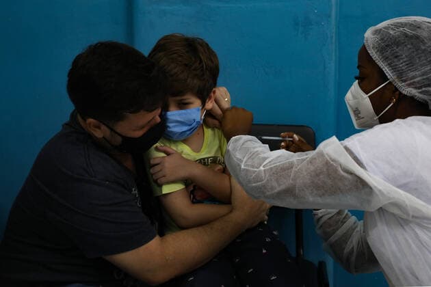 COVID-19 Vaccine To Children Aged 5-11 Years In Rio De Janeiro Children from 5 to 11 years old began to be vaccinated this Monday, January 17, 2022, in the city of Volta Redonda, in the state of Rio de Janeiro. According to municipal health agencies, in this first phase of vaccination only children with comorbidities and disabilities will have access to the first dose of Pfizer s vaccine. Rio De Janeiro Brazil  Copyright: xErnestoxCarricox originalFilename: carrico-notitle220117_np1gC.jpg