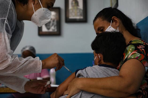COVID-19 Vaccine To Children Aged 5-11 Years In Rio De Janeiro Children from 5 to 11 years old began to be vaccinated this Monday, January 17, 2022, in the city of Volta Redonda, in the state of Rio de Janeiro. According to municipal health agencies, in this first phase of vaccination only children with comorbidities and disabilities will have access to the first dose of Pfizer s vaccine. Rio De Janeiro Brazil  Copyright: xErnestoxCarricox originalFilename: carrico-notitle220117_npNoh.jpg