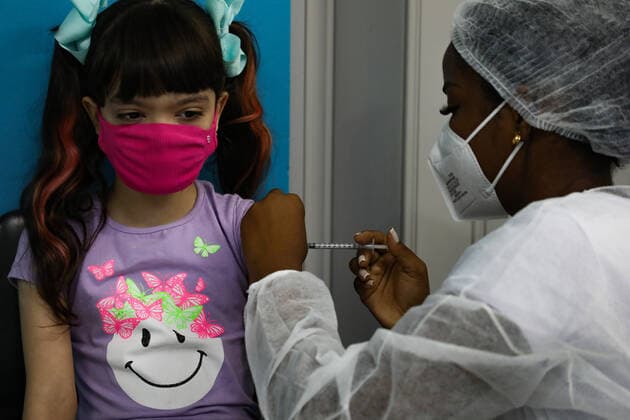 COVID-19 Vaccine To Children Aged 5-11 Years In Rio De Janeiro Children from 5 to 11 years old began to be vaccinated this Monday, January 17, 2022, in the city of Volta Redonda, in the state of Rio de Janeiro. According to municipal health agencies, in this first phase of vaccination only children with comorbidities and disabilities will have access to the first dose of Pfizer s vaccine. Rio De Janeiro Brazil  Copyright: xErnestoxCarricox originalFilename: carrico-notitle220117_npjdg.jpg