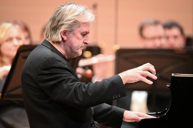 Russia Music Pianist Douglas Concert 6743609 17.01.2022 British pianist, winner of the VIII International Tchaikovsky Competition Barry Douglas performs with the Moscow State Academic Symphony Orchestra conducted by Pavel Kogan at a concert in Moscow, Russia. Ramil Sitdikov Sputnik Moscow Russia  Copyright: xRamilxSitdikovx