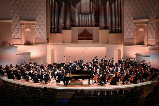 Russia Music Pianist Douglas Concert 6743620 17.01.2022 British pianist, winner of the VIII International Tchaikovsky Competition Barry Douglas performs with the Moscow State Academic Symphony Orchestra conducted by Pavel Kogan at a concert in Moscow, Russia. Ramil Sitdikov Sputnik Moscow Russia  Copyright: xRamilxSitdikovx
