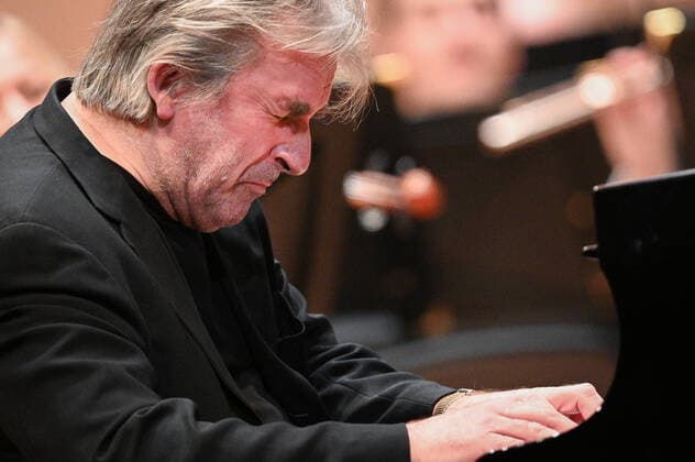 Russia Music Pianist Douglas Concert 6743622 17.01.2022 British pianist, winner of the VIII International Tchaikovsky Competition Barry Douglas performs with the Moscow State Academic Symphony Orchestra conducted by Pavel Kogan at a concert in Moscow, Russia. Ramil Sitdikov Sputnik Moscow Russia  Copyright: xRamilxSitdikovx