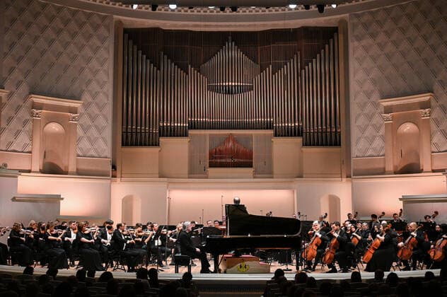 Russia Music Pianist Douglas Concert 6743623 17.01.2022 British pianist, winner of the VIII International Tchaikovsky Competition Barry Douglas performs with the Moscow State Academic Symphony Orchestra conducted by Pavel Kogan at a concert in Moscow, Russia. Ramil Sitdikov Sputnik Moscow Russia  Copyright: xRamilxSitdikovx