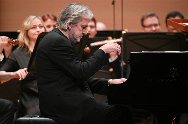 Russia Music Pianist Douglas Concert 6743625 17.01.2022 British pianist, winner of the VIII International Tchaikovsky Competition Barry Douglas performs with the Moscow State Academic Symphony Orchestra conducted by Pavel Kogan at a concert in Moscow, Russia. Ramil Sitdikov Sputnik Moscow Russia  Copyright: xRamilxSitdikovx