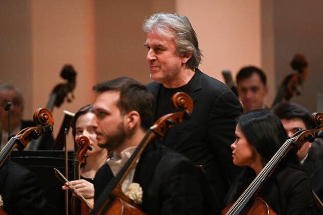 Russia Music Pianist Douglas Concert 6743629 17.01.2022 British pianist, winner of the VIII International Tchaikovsky Competition Barry Douglas walks on the stage before a concert with the Moscow State Academic Symphony Orchestra conducted by Pavel Kogan in Moscow, Russia. Ramil Sitdikov Sputnik Moscow Russia  Copyright: xRamilxSitdikovx