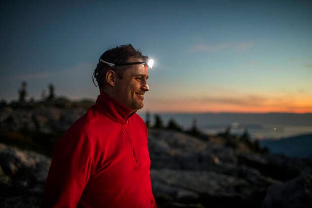 IMAGO Creative: Neue Aussichten Portrait of active smiling man wearing headlamp while trail running. Vancouver, British Columbia, Canada CR_JDIP220114D-840292-01 ,model released, Symbolfoto