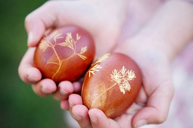 Girl holding Easter Eggs on a green background. Natural concept Stein, Bavaria, Germany CR_MZYLOL220110-896342-01