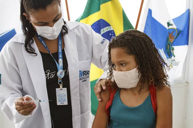 (INT) Vaccination of children aged 5-11 in Rio de Janeiro, January 17, 2022, Rio de Janeiro, Brazil: The City of Rio de Janeiro begins the vaccination of children aged 5 to 11 years against Covid-19. Children with comorbidities and disabilities, indigenous people and quilombolas are part of the priority group that will receive the doses. Children living in the Alemao complex and adjacent neighborhoods, located in the North Zone of Rio, received the first dose of the pediatric immunizer Pfizer at the Valter Felisbino de Souza family clinic. (Foto: Erica Martin TheNews2 imago images) (INT) Vaccination of children aged 5-11 in Rio de Janeiro,  Copyright: xEricaxMartinx