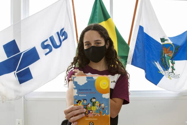 (INT) Vaccination of children aged 5-11 in Rio de Janeiro, January 17, 2022, Rio de Janeiro, Brazil: The City of Rio de Janeiro begins the vaccination of children aged 5 to 11 years against Covid-19. Children with comorbidities and disabilities, indigenous people and quilombolas are part of the priority group that will receive the doses. Children living in the Alemao complex and adjacent neighborhoods, located in the North Zone of Rio, received the first dose of the pediatric immunizer Pfizer at the Valter Felisbino de Souza family clinic. (Foto: Erica Martin TheNews2 imago images) (INT) Vaccination of children aged 5-11 in Rio de Janeiro,  Copyright: xEricaxMartinx