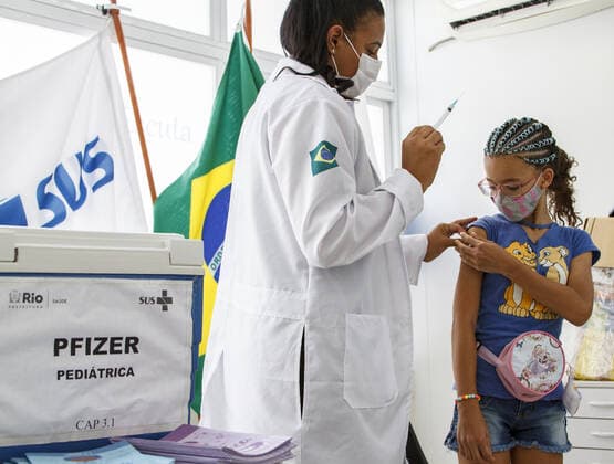 News Bilder des Tages (INT) Vaccination of children aged 5-11 in Rio de Janeiro, January 17, 2022, Rio de Janeiro, Brazil: The City of Rio de Janeiro begins the vaccination of children aged 5 to 11 years against Covid-19. Children with comorbidities and disabilities, indigenous people and quilombolas are part of the priority group that will receive the doses. Children living in the Alemao complex and adjacent neighborhoods, located in the North Zone of Rio, received the first dose of the pediatric immunizer Pfizer at the Valter Felisbino de Souza family clinic. (Foto: Erica Martin TheNews2 imago images) (INT) Vaccination of children aged 5-11 in Rio de Janeiro,  Copyright: xEricaxMartinx