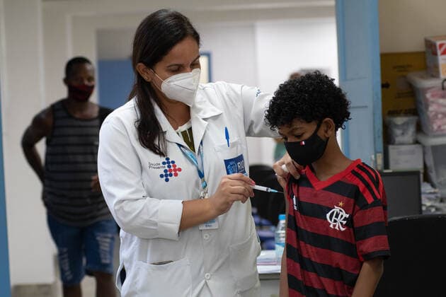 RIO DE JANEIRO, RJ - 17.01.2022: VACINAÇÃO INFANTIL NO RIO DE JANEIRO - This Monday (17th) vaccination began for girls aged 5 to 11 years in the city of Rio. There are 230 health units and also extra posts. At the Souza Marques Family clinic, located at Praça do Patriarca in Madureira, in addition to children, people over 18 years of age also attended to take the booster dose. Many of them had not yet taken their first dose. Vaccination for children runs until February 9. x2160814x  WallacexSilva