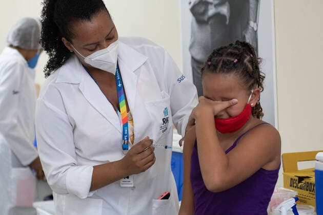 RIO DE JANEIRO, RJ - 17.01.2022: VACINAÇÃO INFANTIL NO RIO DE JANEIRO - This Monday (17th) vaccination began for girls aged 5 to 11 years in the city of Rio. There are 230 health units and also extra posts. At the Souza Marques Family clinic, located at Praça do Patriarca in Madureira, in addition to children, people over 18 years of age also attended to take the booster dose. Many of them had not yet taken their first dose. Vaccination for children runs until February 9. x2160822x  WallacexSilva