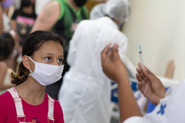 RIO DE JANEIRO, RJ - 17.01.2022: VACINAÇÃO INFANTIL NO RIO DE JANEIRO - This Monday (17th) vaccination began for girls aged 5 to 11 years in the city of Rio. There are 230 health units and also extra posts. At the Souza Marques Family clinic, located at Praça do Patriarca in Madureira, in addition to children, people over 18 years of age also attended to take the booster dose. Many of them had not yet taken their first dose. Vaccination for children runs until February 9. x2160823x  WallacexSilva