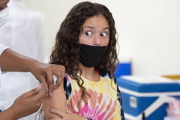 News Bilder des Tages RIO DE JANEIRO, RJ - 17.01.2022: VACINAÇÃO INFANTIL NO RIO DE JANEIRO - This Monday (17th) vaccination began for girls aged 5 to 11 years in the city of Rio. There are 230 health units and also extra posts. At the Souza Marques Family clinic, located at Praça do Patriarca in Madureira, in addition to children, people over 18 years of age also attended to take the booster dose. Many of them had not yet taken their first dose. Vaccination for children runs until February 9. x2160847x  WallacexSilva