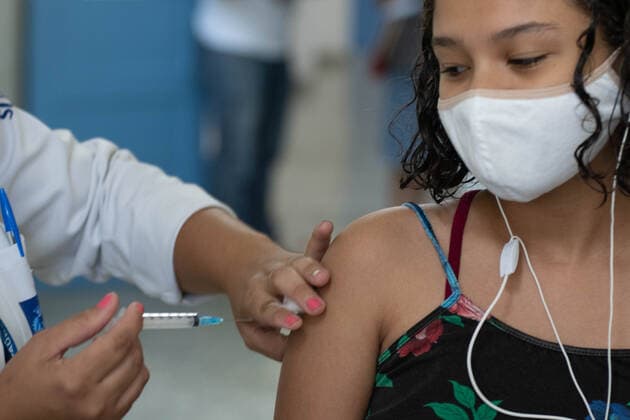 RIO DE JANEIRO, RJ - 17.01.2022: VACINAÇÃO INFANTIL NO RIO DE JANEIRO - This Monday (17th) vaccination began for girls aged 5 to 11 years in the city of Rio. There are 230 health units and also extra posts. At the Souza Marques Family clinic, located at Praça do Patriarca in Madureira, in addition to children, people over 18 years of age also attended to take the booster dose. Many of them had not yet taken their first dose. Vaccination for children runs until February 9. x2160855x  WallacexSilva