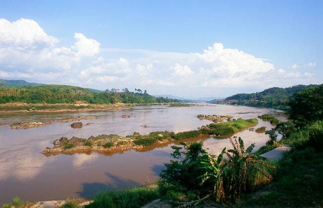 IMAGO Nature: Unsere Erde, Naturschutz, Naturschutzgebiete in Asien The Mekong is the world s 10th-longest river and the 7th-longest in Asia. Its estimated length is 4,909 km (3,050 mi) and it drains an area of 795,000 km2 (307,000 sq mi), discharging 475 km3 (114 cu mi) of water annually.<br ><br > From the Tibetan Plateau the Mekong runs through China s Yunnan province, Burma, Laos, Thailand, Cambodia and Vietnam. CPAxMediaxCo.xLtd. 1060_14_CPA0021462
