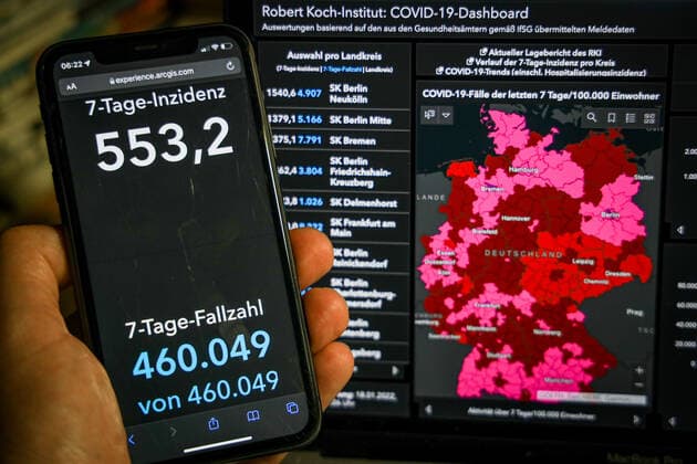 News Bilder des Tages Coronavirus in Deutschland - Covid-19-Dashboard des Robert Koch-Institut 18.01.2022: Robert Koch-Institut: 7-Tage-Inzidenz 553,2. 7-Tage-Fallzahl 460.049. COVID-19-Fälle 8.074.527. Zugang um 74.405 gegenüber dem Vortag. COVID-19-Todesfälle 115.842. Zugang um 193 gegenüber dem Vortag.